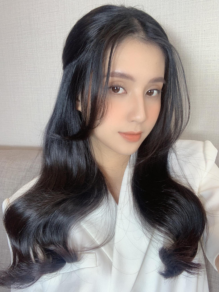 Thiên An từng chia sẻ: "Bạn bè 2 bên cũng đều biết sự hiện diện của nhau. Tụi mình có 1 bé gái xinh xắn chào đời vào ngày 1/4/2021. Nhưng trong quá trình yêu nhau, mình và anh ngày càng bất đồng quan điểm và không còn tiếng nói chung nên khi mình sinh Sol (tên ở nhà) được 20 ngày thì cũng chấm dứt mối quan hệ với anh vào ngày 22/4/2021".