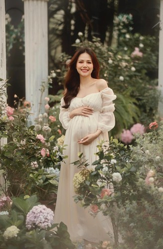 Phanh Lee đang dưỡng thai, chờ ngày con gái đầu lòng ra đời.