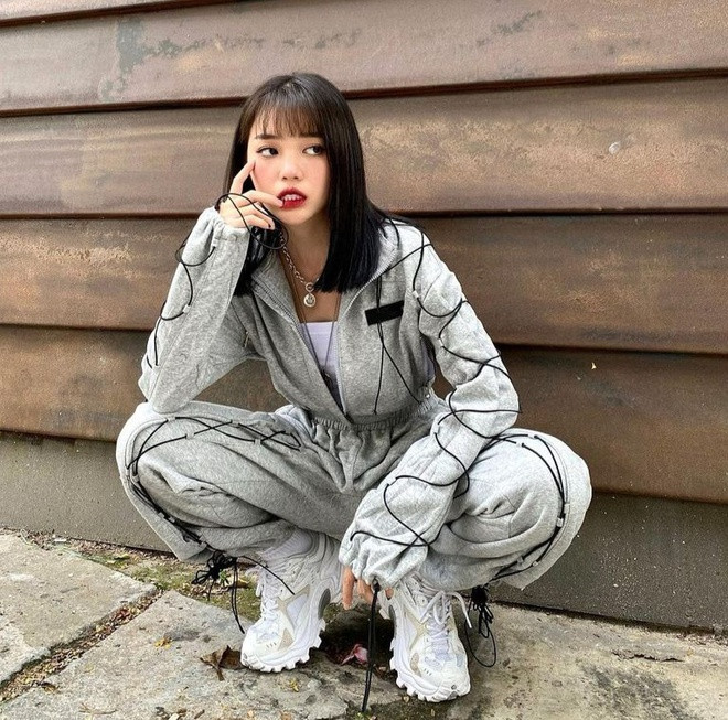 Với những ai đã từng gặp Linh Ngọc Đàm thì đều biết cô có vóc dáng nhỏ nhắn và có chiều cao khiêm tốn. Tuy nhiên, nữ streamer vẫn hết sức thần thái mỗi lần xuất hiện với nhan sắc xinh đẹp và gu thời trang cá tính.