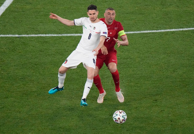 Italia chạm trán Thổ Nhĩ Kỳ là trận đấu khai màn cho VCK EURO 2020. Trước trận đấu, nhiều người nghĩ rằng các học trò của HLV Mancini sẽ chơi phòng ngự kín kẽ nhưng không trình đội bóng của đất nước hình chiếc ủng đã làng phong cách tấn công cực kỳ đẹp mắt.