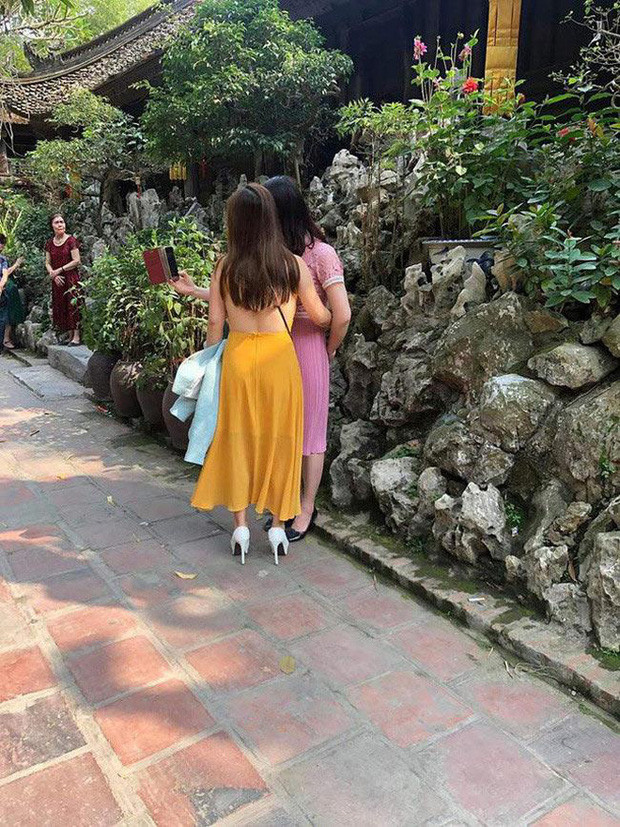 Không chỉ xuất hiện trên phố, thời trang lưng trần phản cảm còn tới những nơi linh thiêng, yêu cầu ăn mặc nghiêm trang như chùa, đền...