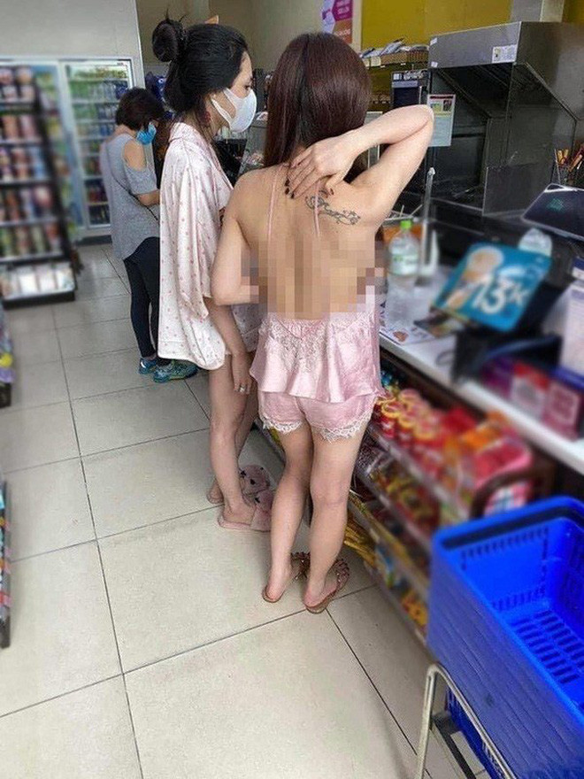 Mốt hở lưng trần táo bạo không còn xa lạ gì với hội chị em. Ban đầu trang phục này chủ yếu được trưng dụng tại các sự kiện đình đám nhưng càng về sau, chúng xuất hiện với tần suất dày đặc hơn ở đời thường.