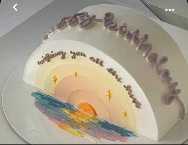 Sau khi đưa mẫu, chủ tiệm bánh nhận và báo giá. Tuy nhiên, khi nhận được chiếc bánh thì màu sắc khác hoàn toàn với mẫu được đặt, cô gái liền phản ánh lại thì chủ tiệm có câu trả lời cực kỳ bất ngờ.