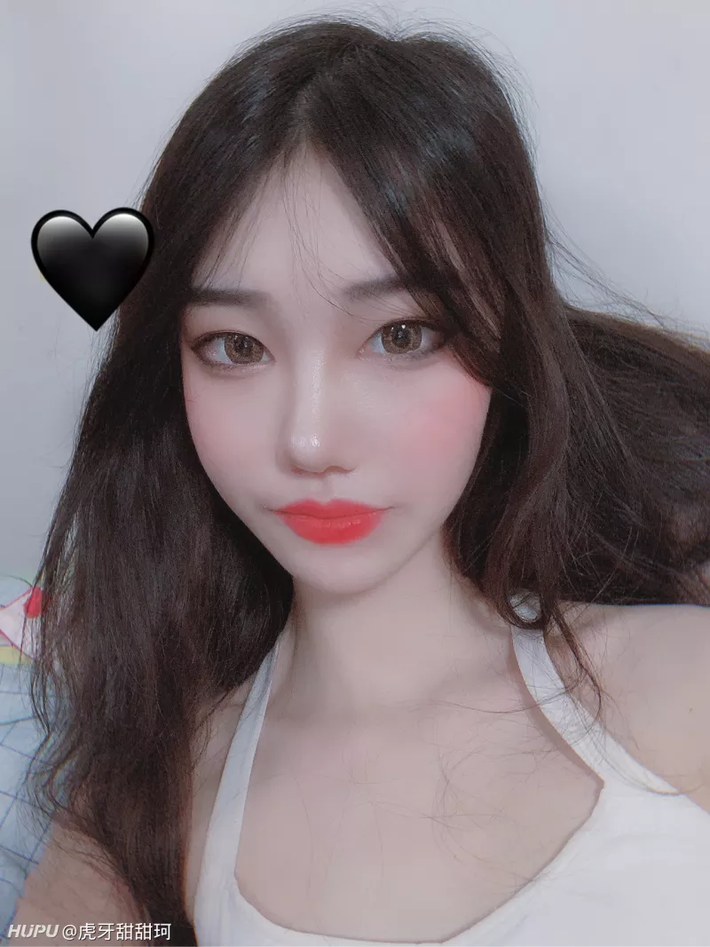 Ngay khi những hình ảnh này được lan truyền trên mạng xã hội, nhiều người đã bày tỏ sự thất vọng đối với Điềm Điềm Kha, cho rằng cô đã quá lạm dụng app làm đẹp.