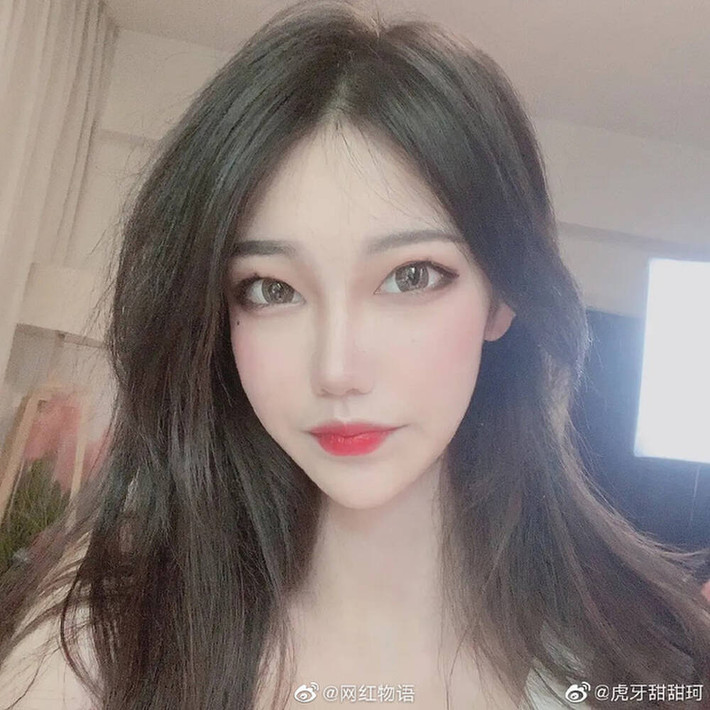 Làn da trắng, mũi cao và thẳng tắp cùng nụ cười quyến rũ... Đó là những gì mà người hâm mộ ấn tượng với Điềm Điềm Kha, nữ streamer đình đám của Trung Quốc.