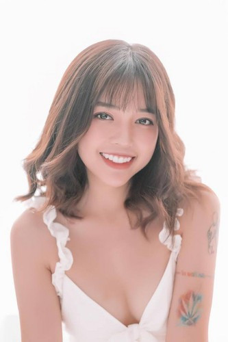 Nhắc đến Linh Ngọc Đàm, người ta sẽ nghĩ ngay đến một nữ streamer nổi tiếng nhất nhì Việt Nam khi cô sở hữu hơn 4,2 triệu lượt follow trên Instagram. Cô nổi tiếng nhờ tính cách thẳng thắn, ngoại hình nóng bỏng.
