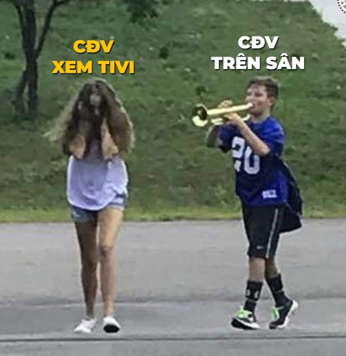 Tiếng cổ vũ khó hiểu của CĐV Ả Rập Xê-út khiến các CĐV online hay xem tivi cảm thấy vô cùng khó chịu. Thậm chí, một số người còn thẳng tay tắt tiếng để tập trung xem diễn biến trận đấu hơn.