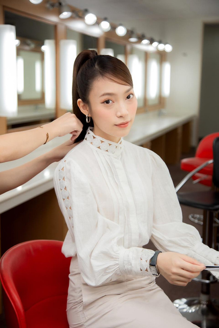 Thay thế MC Diệp Chi dẫn Đường lên đỉnh Olympia năm thứ 22, " hot girl 7 thứ tiếng" - Trần Khánh Vy thu hút sự quan tâm đặc biệt của những khán giả yêu mến chương trình.