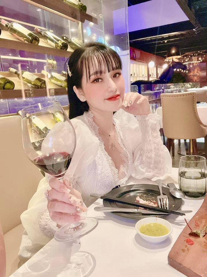 Trang Tây xin tiền bố mẹ mở tiệm spa ở Đà Nẵng nhưng thực chất núp bóng mua bán ma túy. Ngoài ra, để tạo lớp vỏ bọc cho mình, y luôn đăng tải thông tin về spa, làm đẹp, khoe những hình ảnh về cuộc sống sang chảnh, xa xỉ, có nhiều tiền…