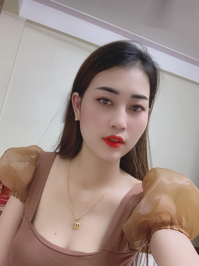Được biết, Bích Ngọc là một hot TikToker trên mạng xã hội TikTok với tài khoản Bichngoc_1999 có gần 40.000 người theo dõi. Mỗi video của cô thường xuyên có hàng trăm lượt thích, bình luận và chia sẻ.