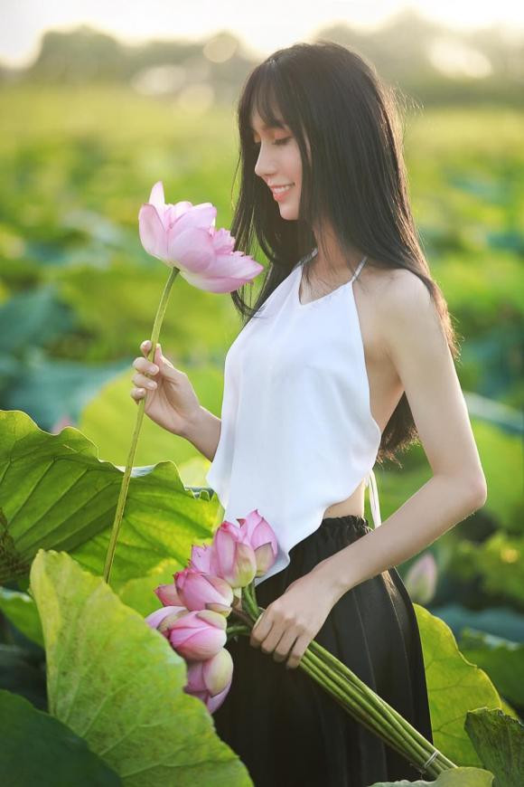 Trên trang cá nhân, ca sĩ chuyển giới Lynk Lee gây chú ý khi tung loạt ảnh mặc yếm, áo dài chụp bên ao sen.