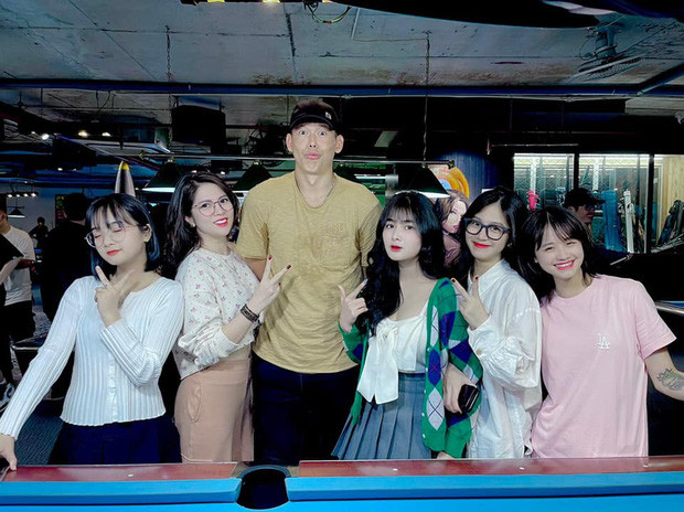 Cũng chính bởi việc có 1 triệu người theo dõi trên TikTok là lý do tạo nên mối quan hệ thân thiết của Tấn Trường với 2 cô nàng TikToker tai tiếng Quỳnh Alee và Gấm Kami.