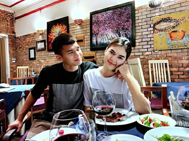 Không ít những khoảnh khắc của Ngọc Trinh và Quang Vinh khiến nhiều người phải ghen tị ra mặt khi quá ngọt ngào.