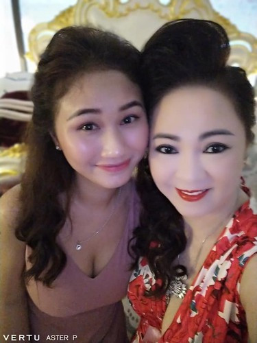 Riêng với bà Phương Hằng, Phương Thảo tỏ ra rất được lòng mẹ chồng giàu có.