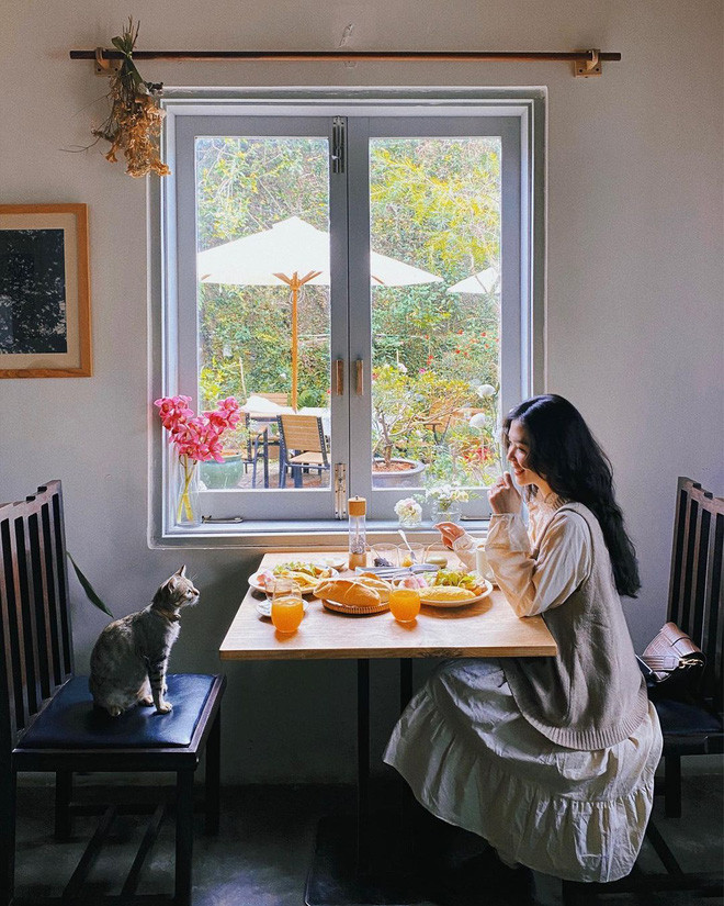 Dù không có sự trợ giúp của mỹ phẩm nhưng trông da mặt Chù vẫn căng mọng, láng mịn.