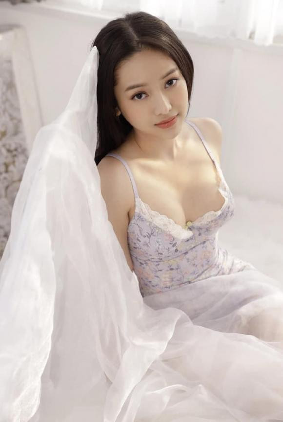 Thúy Vi sinh năm 1998, được biết đến là một người đẹp gắn liền với các thị phi. Năm 2015, khi vẫn còn là một nữ sinh cấp 3, cô nàng khiến cộng đồng mạng “dậy sóng” khi thẳng thắn thừa nhận là bạn gái của thiếu gia Phan Thành trong khi anh chàng đã đính hôn và chuẩn bị làm đám cưới với hot girl Midu.
