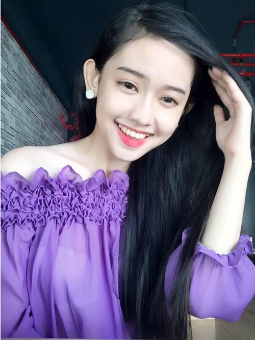 Từ một cô gái sở hữu gương mặt ngây thơ và thân hình gầy gò, Thúy Vi lột xác thành một hot girl với vòng một nóng bỏng, gương mặt thon gọn, sống mũi thẳng, mí mắt sắc nét.