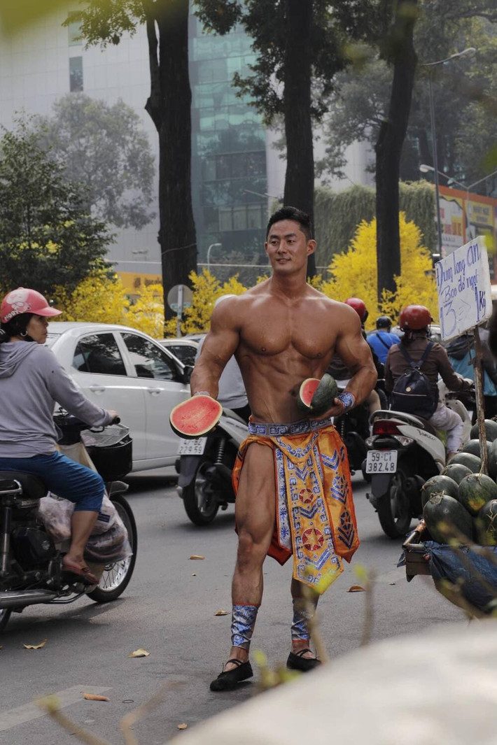 Một số chẳng ngại ngần tag bạn bè vào để rủ nhau đi mua cây và đặc biệt là ngắm trai đẹp đứng bán quất.