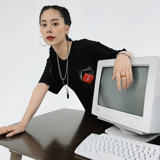 Mai Âm Nhạc (tên thật Hoàng Hương Quỳnh Mai, SN 1997) trở thành một hiện tượng trên cõi mạng thời gian gần đây. Bởi lẽ với tính cách lầy lội và mặn mòi, cô nàng nhanh chóng nhận được sự yêu quý của mọi người, từ celebs đến dân tình bình thường.