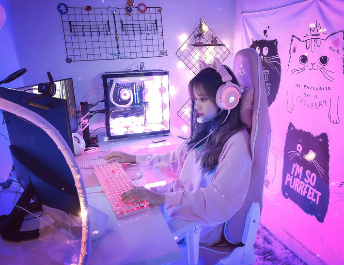 Min Chang - tên thật là Minh Trang - sinh năm 1997 là một trong những nữ streamer tên tuổi trong làng game mobile với hơn 70,000 người theo dõi trên trang fanpage cá nhân.