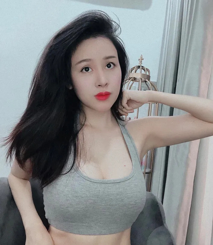 Mới đây bà Tưng tiếp tục đăng hình ảnh bản thân mặc đồ bó sát, tạo dáng như người mẫu.