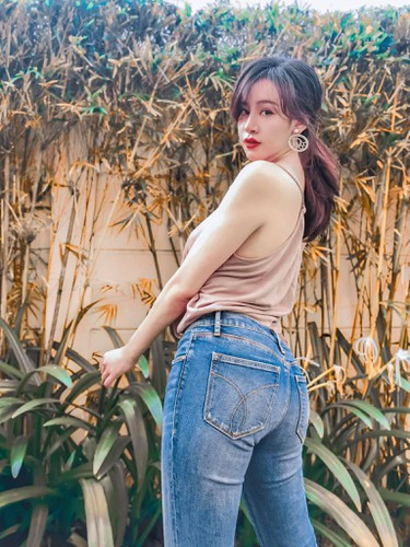 Bên cạnh các ý kiến khen ngợi bà Tưng, một netizen có tên N.D đã vào nhận xét nàng hot girl: "Đúng là có những người chả làm gì ngoài việc khoe thân".