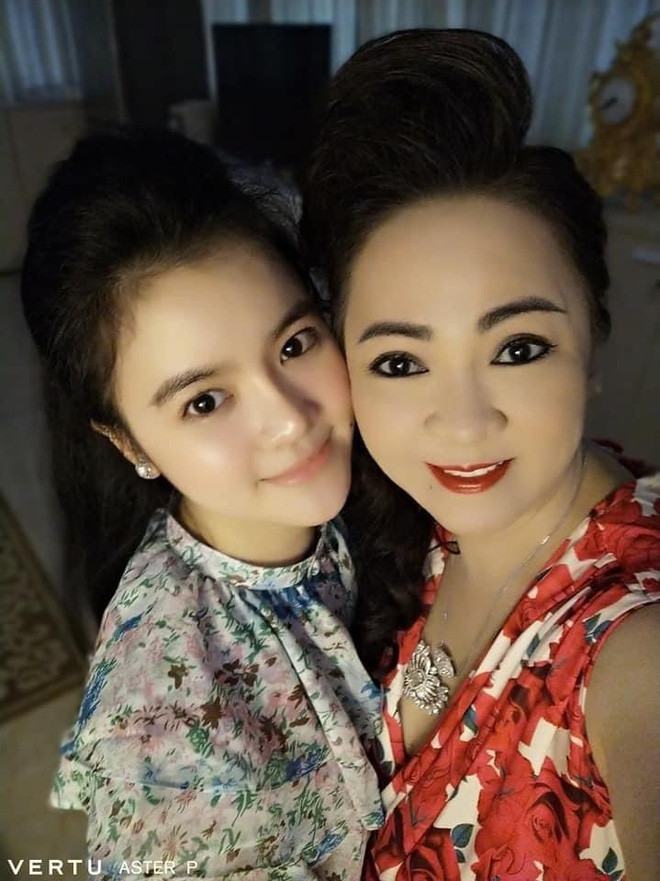 Cụ thể, nữ đại gia Bình Dương tâm sự rằng mình cũng là người có con gái, nuôi nấng, nâng niu từng chút một đến khi gả đi lấy chồng. Vậy nên, bà cũng phần nào hiểu được tâm lý của những người mẹ có con về làm dâu nhà người khác.