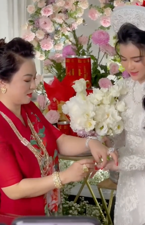 Cụ thể, bà Phương Hằng có chia sẻ: "Mình phải nghĩ công mình nuôi con cực khổ như thế nào thì con người ta cũng như thế đấy".