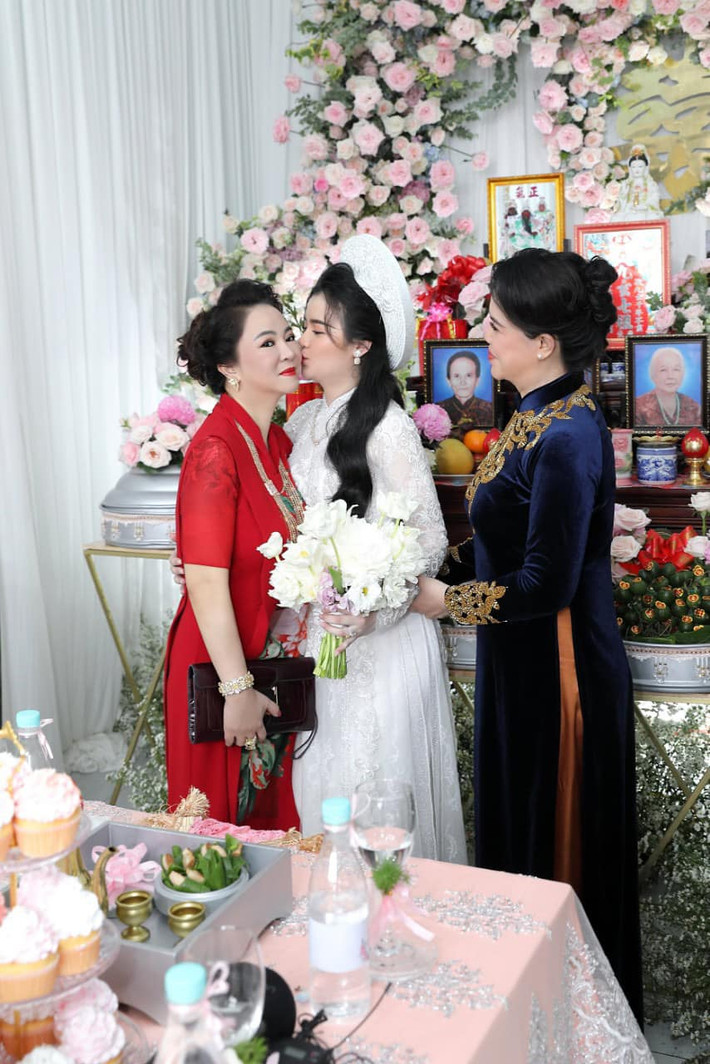 Cũng theo bà Hằng, hơn ai hết bà hiểu rõ việc khi con nhà người ta về làm dâu nhà mình thì chắc chắn bản thân đã "có lời". Nữ CEO Đại Nam cho biết: ""Con người ta nuôi cực khổ về làm con của mình, thì mình đã có lời rồi".