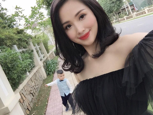 Cụ thể, trên trang cá nhân của mình, Tâm Tít viết: "Hi, do you have this is shoes?".