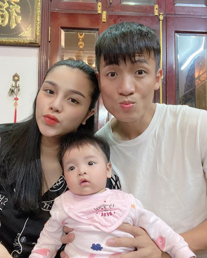 Cũng giống như Duy Mạnh, Bùi Tiến Dũng sau 3 năm thì giờ cũng đã lên chức bố, chàng cầu thủ đội tuyển Việt Nam này hiện có tổ ấm hạnh phúc với cô nàng Khánh Linh.