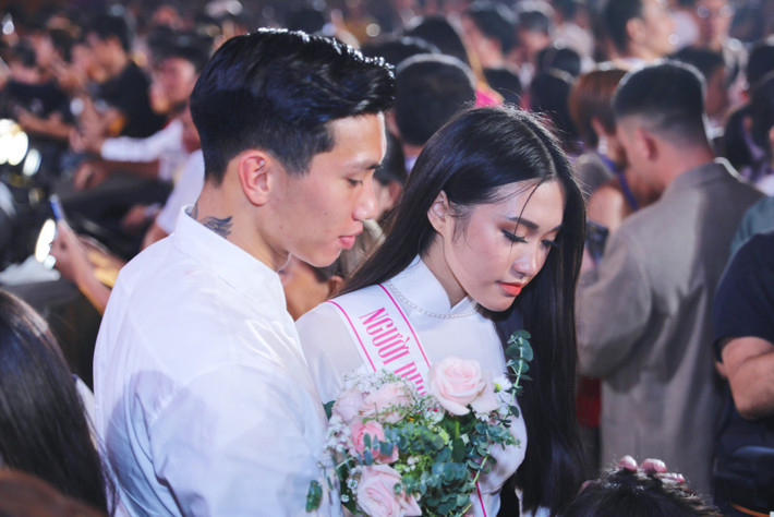 Trở về từ Hà Lan, Văn Hậu bị lộ hint hẹn hò với top 10 Hoa hậu Việt Nam 2020 là Doãn Hải My. Mặc dù rất nhiều bằng chứng được dân mạng tìm ra nhưng cả 2 chưa chính thức công khai mối quan hệ này.