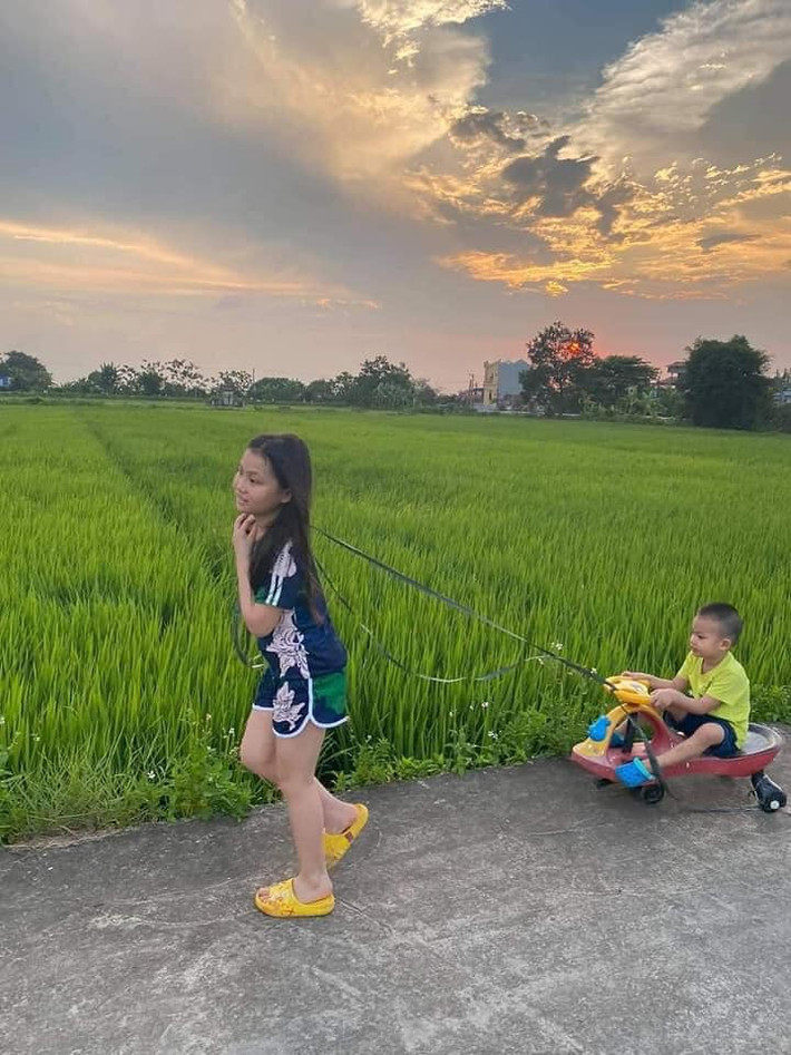 Đi kèm bức, tác giả bài viết cũng kèm theo dòng trạng thái "Đang vui thì đứt dây đàn. Mình đăng vui vẻ giải trí chút nhé, mọi người vào xem từng ảnh để trở về tuổi thơ".