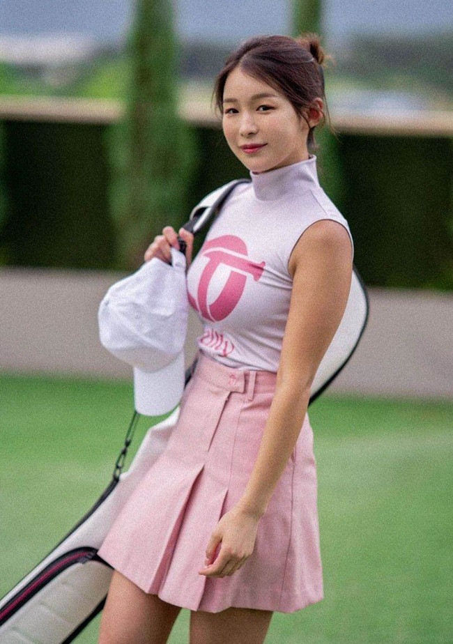 Vì có sở thích chơi golf nên Becky thường xuyên đăng tải hình ảnh mình diện đồ golf hoặc đang trên sân tập.