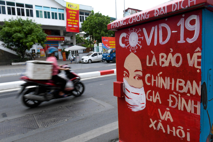Mới đây, nhằm tăng cường công tác tuyên truyền đến người dân về việc phòng chống dịch COVID-19, các bốt điện tại một ngã tư ở Hà Nội đã được khoác lên những "bộ áo mới" là những bức tranh cổ động với hình ảnh đội ngũ y, bác sĩ đầy sinh động.