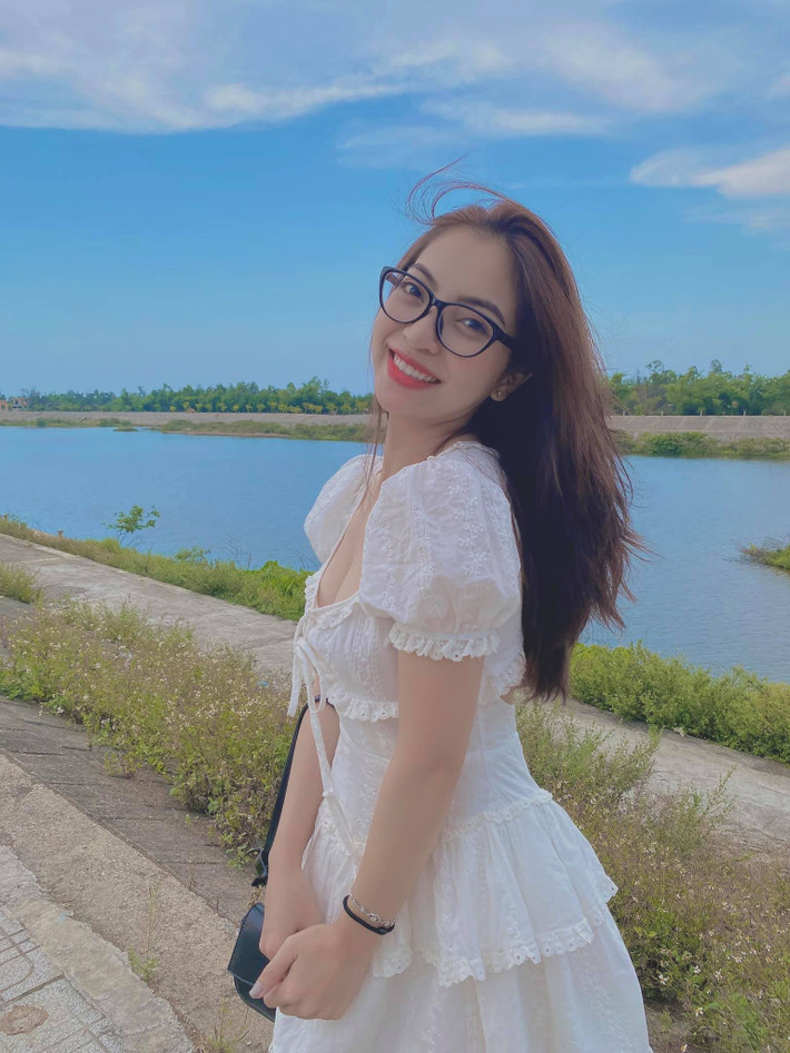 Sau thời gian ồn ào chuyện với Quang Hải, Nhật Lê đã trở về Quảng Nam sống với gia đình. Trên trang cá nhân, cô nàng thường xuyên đăng tải những bức ảnh vui chơi với bạn bè và chứng tỏ cuộc sống mình vẫn ổn.