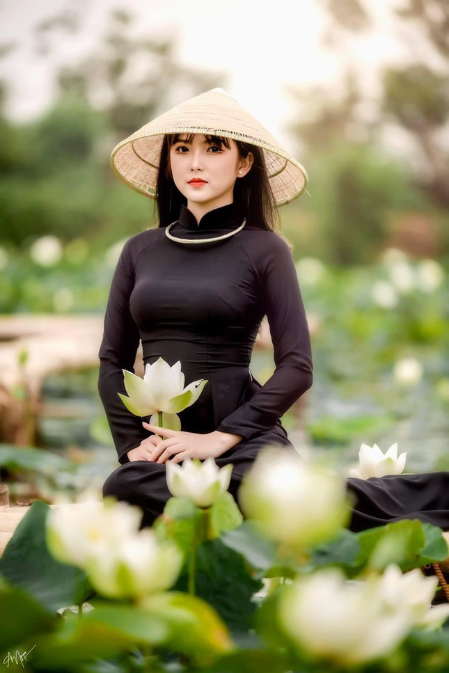 Tuy nhiên, sau khi suy nghĩ thấu đáo hơn và được gia đình động viên, khích lệ, Thêu hiểu rằng không nên sống mãi trong những nỗi đau, việc thi trượt Đại học không hẳn là sự thất bại, biết đâu điều đó lại mở ra một lối rẽ khác.