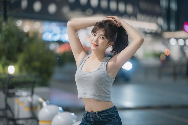 Nguyễn Thị Thêu sinh năm 2002, đến từ mảnh đất Thái Nguyên, hiện cô đang là một người mẫu ảnh tự do, đang học thêm chứng chỉ ngoại ngữ để chuẩn bị cho công việc phiên dịch tiếng Trung Quốc.
