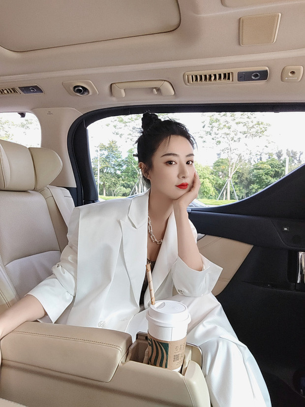 Gây xôn xao nhất cõi mạng xứ Trung hiện tại chính là "nữ hoàng livestream" Vi Á. Mới đây, cô nàng này bị Cục thuế Hàng Châu (Trung Quốc) buộc tội trốn thuế số tiền lên đến 703 triệu NDT (2.500 tỷ VNĐ).