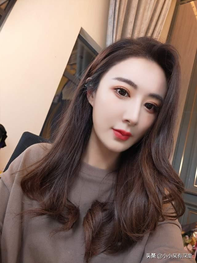 Được biết, Vi Á và chồng hiện đang sống trong một đô thị cao cấp nằm ở khu đắc địa thuộc trung tâm thành phố Hàng Châu.