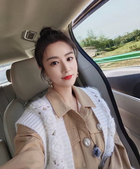 Theo thống kê sơ bộ, mỗi buổi livestream, số sản phẩm Vi Á bán được thu về doanh thu tầm 160 triệu NDT (575 tỷ VNĐ), nếu tính hoa hồng là 20% thì mỗi buổi, "nữ hoàng livestream" này có thể kiếm được 30 triệu NDT (107 tỷ VNĐ).