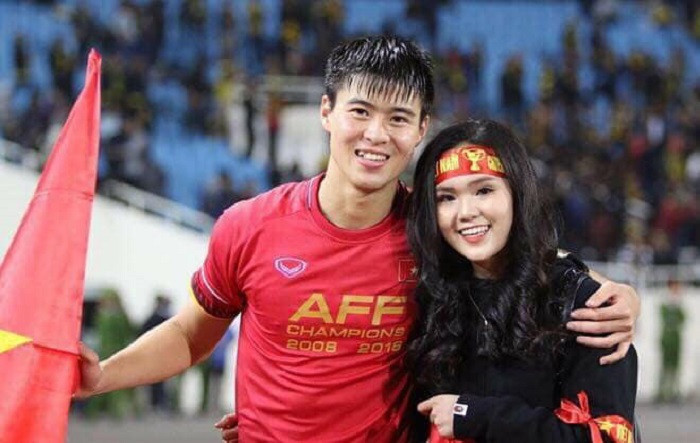 Chính Quỳnh Anh là người xuống sân để chia vui cùng với Duy Mạnh khi đội tuyển Việt Nam trở lại vị thế nhà vua bóng đá khu vực Đông Nam Á năm 2018.