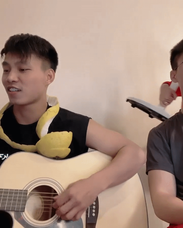 Để mở đầu cho chương trình văn nghệ đêm rằm Trung thu là tiết mục mua vui của "gánh hát" của đội tuyển Việt Nam gồm Văn Thanh đệm guitar, Duy Mạnh hát chính, mua yểm trợ Xuân Trường.