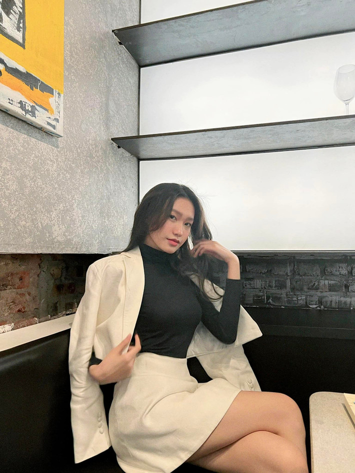 Trước đó, netizen nắm trong tay"7749" hint hẹn hò nhưng Đoàn Văn Hậu và gái xinh Doãn Hải My không phủ nhận mà chẳng khẳng định mối quan hệ của cả hai.