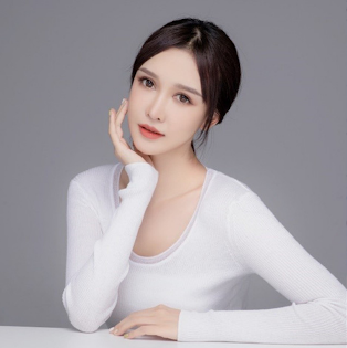 Đúng như dự đoán của nhiều người, Aby đã phẫu thuật thẩm mỹ nhưng điều làm mọi người không thể tin nổi là cô nàng đã trải qua 300 lần mà không màng đến rủi ro.