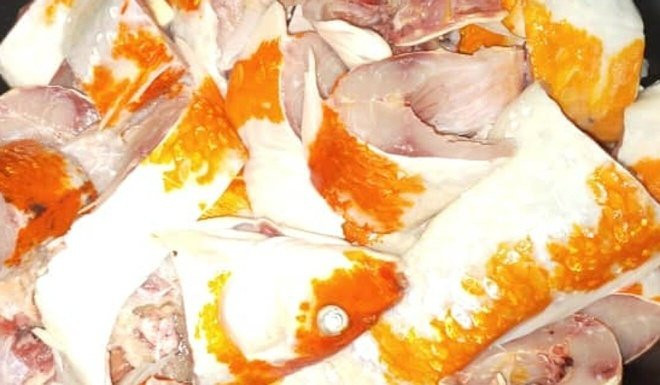 Cụ thể, trong các bức ảnh được cô gái trẻ có tên Amanda đăng tải cho thấy 20 con cá Koi nằm ngửa bụng trên sàn về các công đoạn chế biến đều được ghi lại.