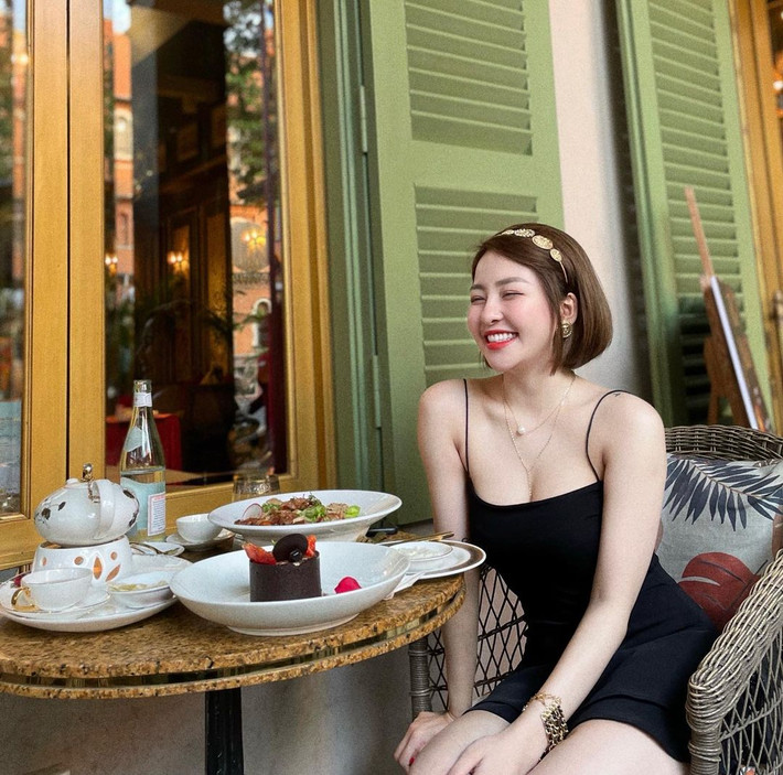 Xem những bức ảnh trên của Trâm Anh, nhiều người cho rằng chính "chiếc quần phản chủ" đã bán đứng hot girl 9X khi để lộ điểm kém duyên.
