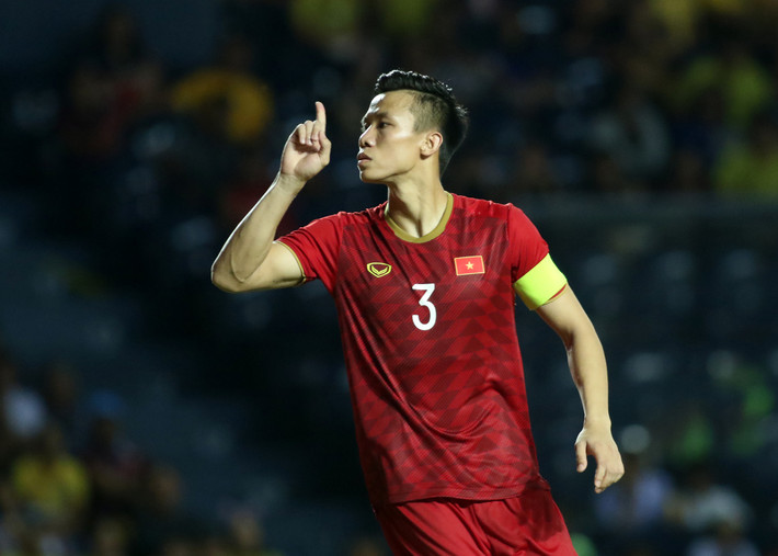 Mới đây, FIFA đã có bài viết về đội trưởng đội tuyển Việt Nam - Quế Ngọc Hải với những mỹ từ như hòn đá tảng hay linh hồn đội bóng. Điều này được thể hiện chính tấm băng mà cầu thủ của Viettel đang đeo trên tay.