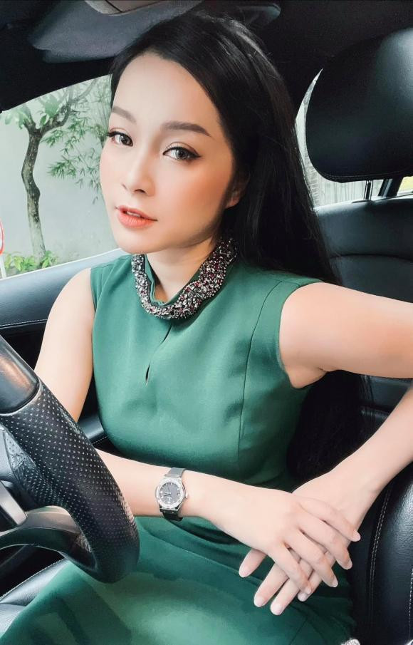 Hết check-in trong siêu xe, bà mẹ 2 con Minh Hương lại khoe những chuyến du lịch sang xịn.