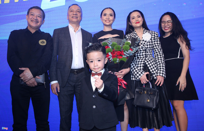 Chia sẻ trên bục nhận giải, cầu thủ này khẳng định hôm nay là ngày đặc biệt với cá nhân anh. "10 năm trước, tôi may mắn được bầu là cầu thủ trẻ hay nhất. Đúng 10 năm sau, tôi lần đầu tiên có vinh dự giành danh hiệu Quả bóng Vàng Việt Nam. 10 năm qua cũng là 10 năm tôi thi đấu chuyên nghiệp, 10 năm tôi chờ đợi khoảnh khắc này. Quả bóng Vàng Việt Nam là danh hiệu tôi luôn chờ đợi trong sự nghiệp của mình",
